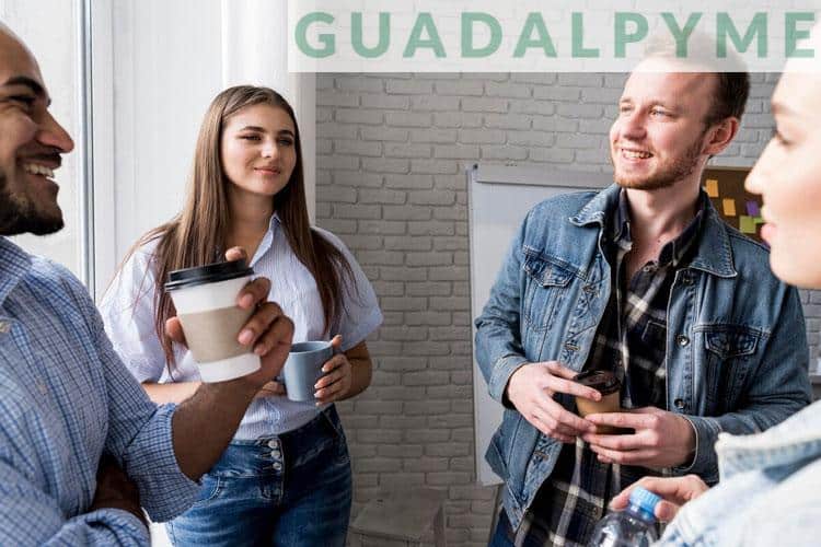 grupo de gente hablando