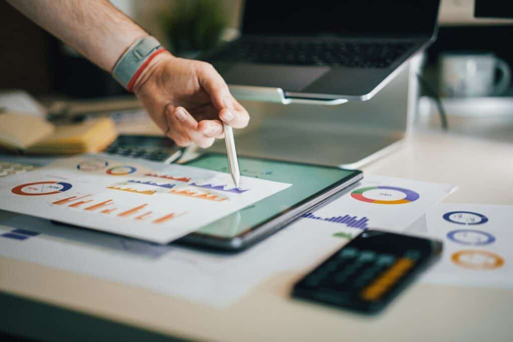 Gráficos de gestión empresarial en una tableta