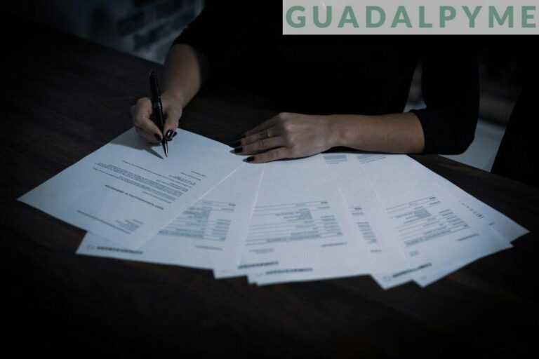 Documentos de cuentas sobre una mesa